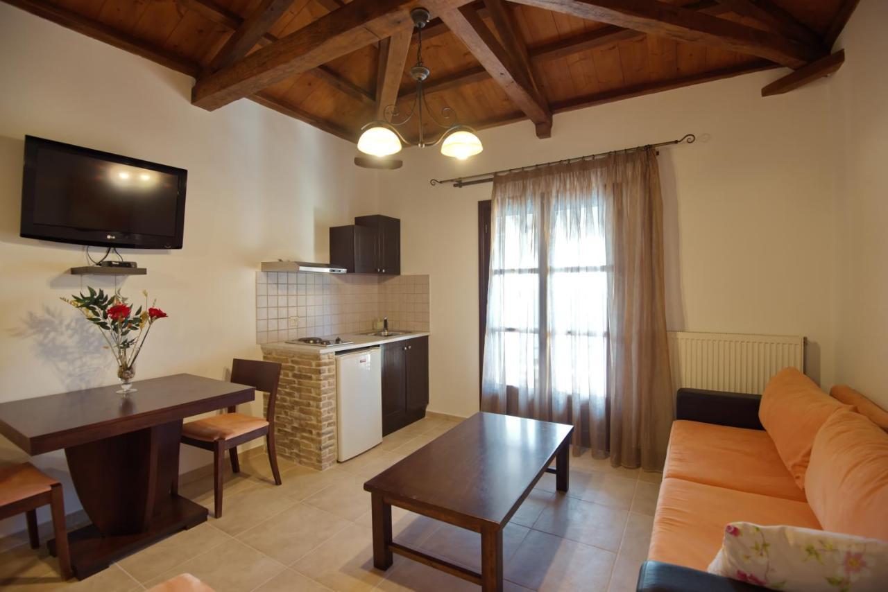 Yalis Hotel Votsi  Екстериор снимка