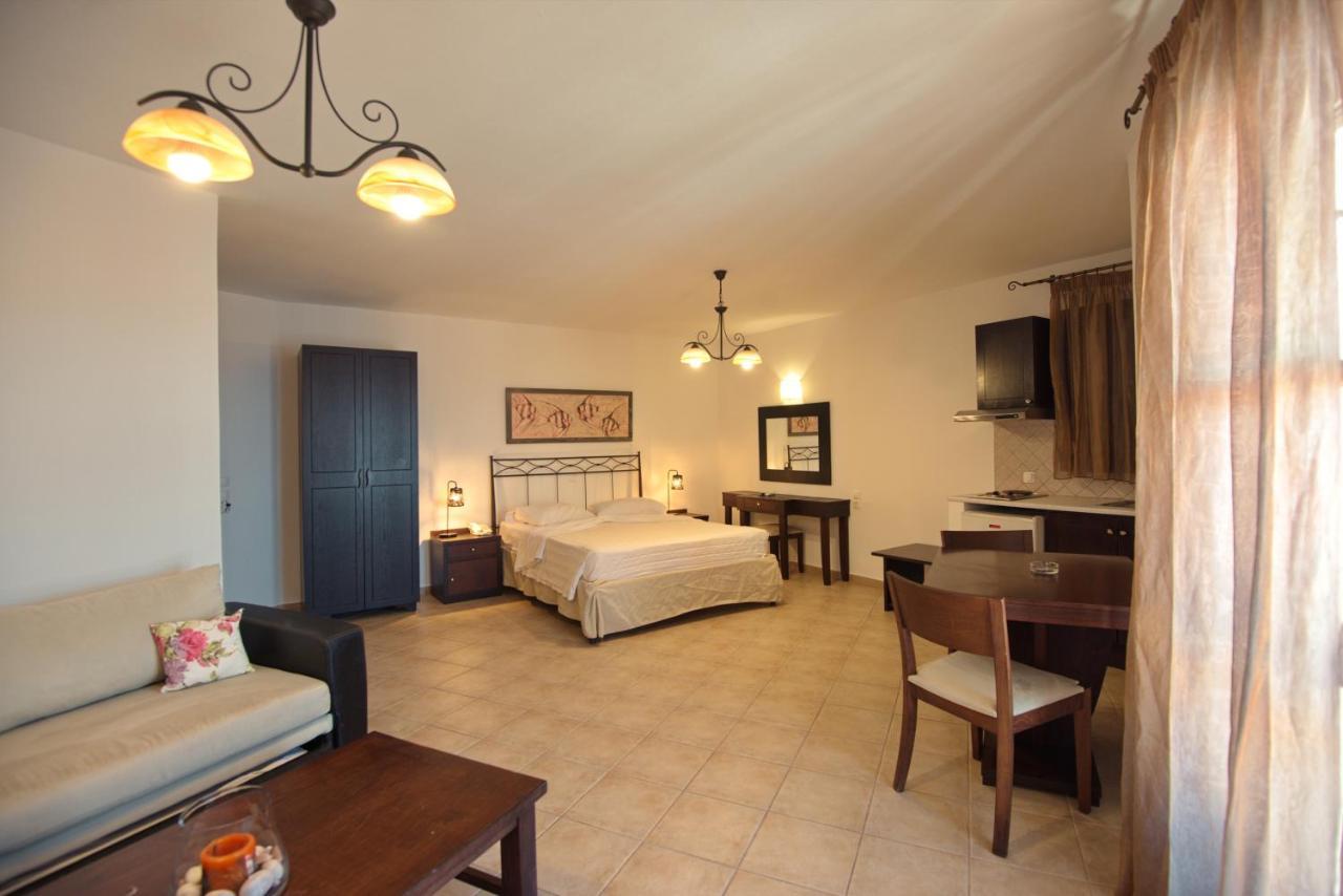 Yalis Hotel Votsi  Екстериор снимка